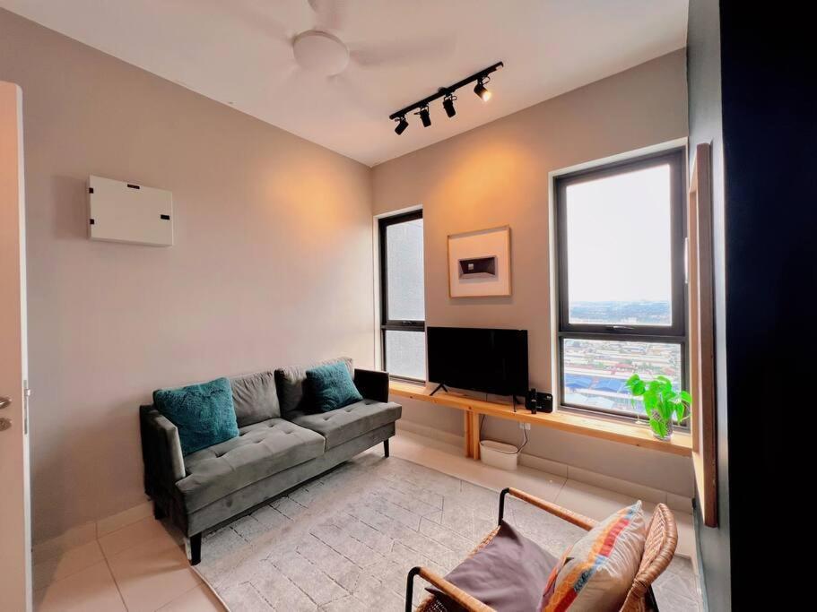 Studio Staycation D'Sara @ Linked Mrt, Near Thomson Hospital & Sungai Buloh Hospital Exteriör bild
